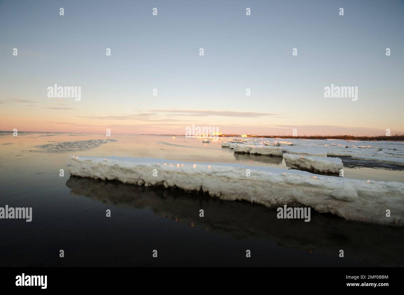 Galleggia di ghiaccio sulla costa del Mar Bianco. Yagry Island, Severodvinsk. Città sulla costa Foto Stock