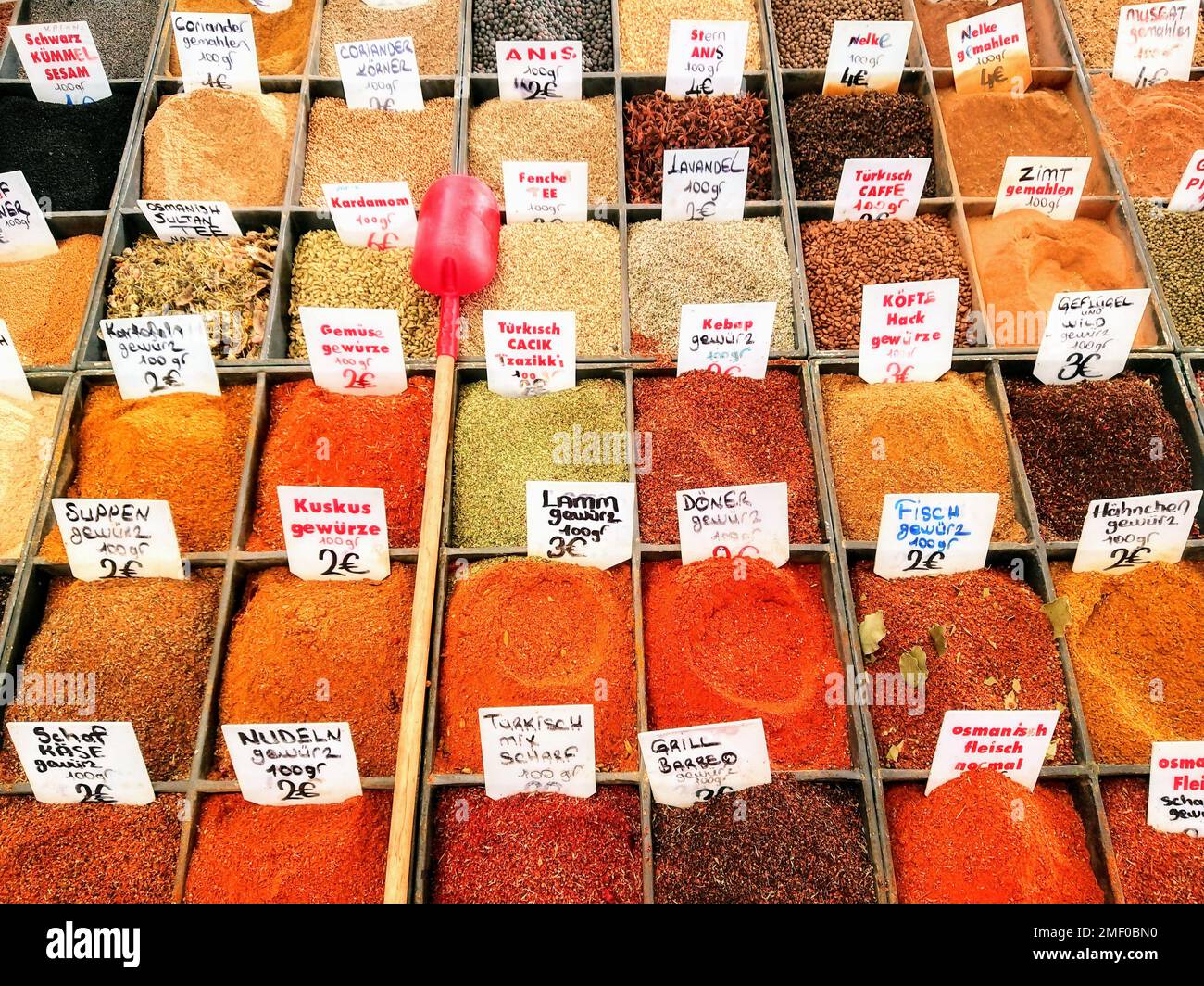 Al bazar si trovano spezie orientali multicolori Foto Stock