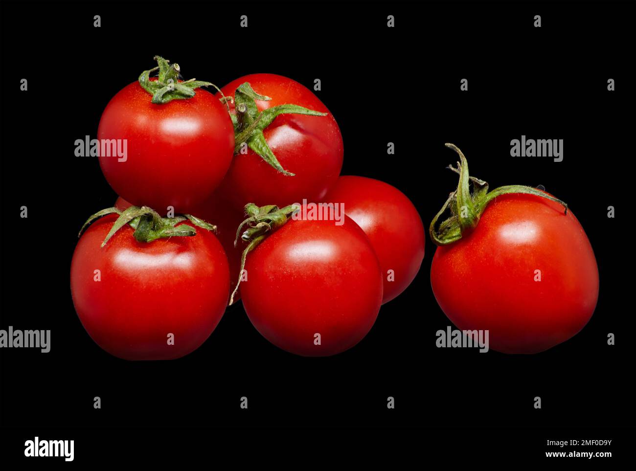 Immagine pomodori da cocktail rossi su sfondo nero Foto Stock