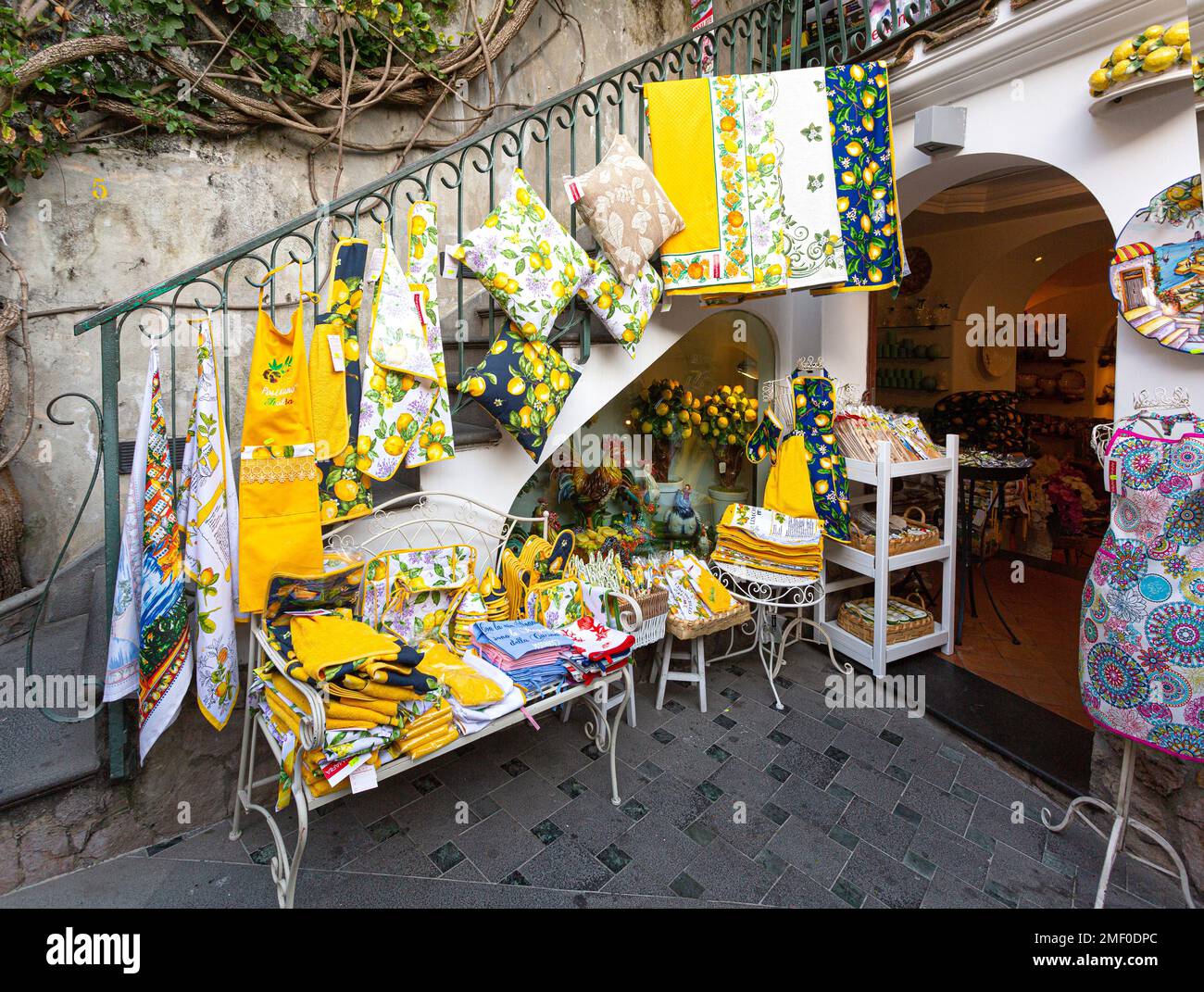 Positano, Italia, 23 aprile 2015: Souvenir locali riccamente decorati con immagini di Limone, che è l'orgoglio locale nel villaggio di Positano provincia di Foto Stock