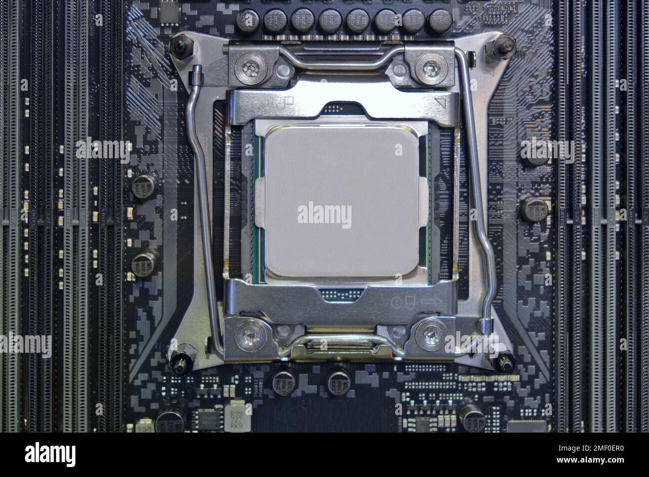 Processore CPU a prestazioni elevate da primo piano installato sul socket della cpu sulla scheda madre del desktop del computer Foto Stock