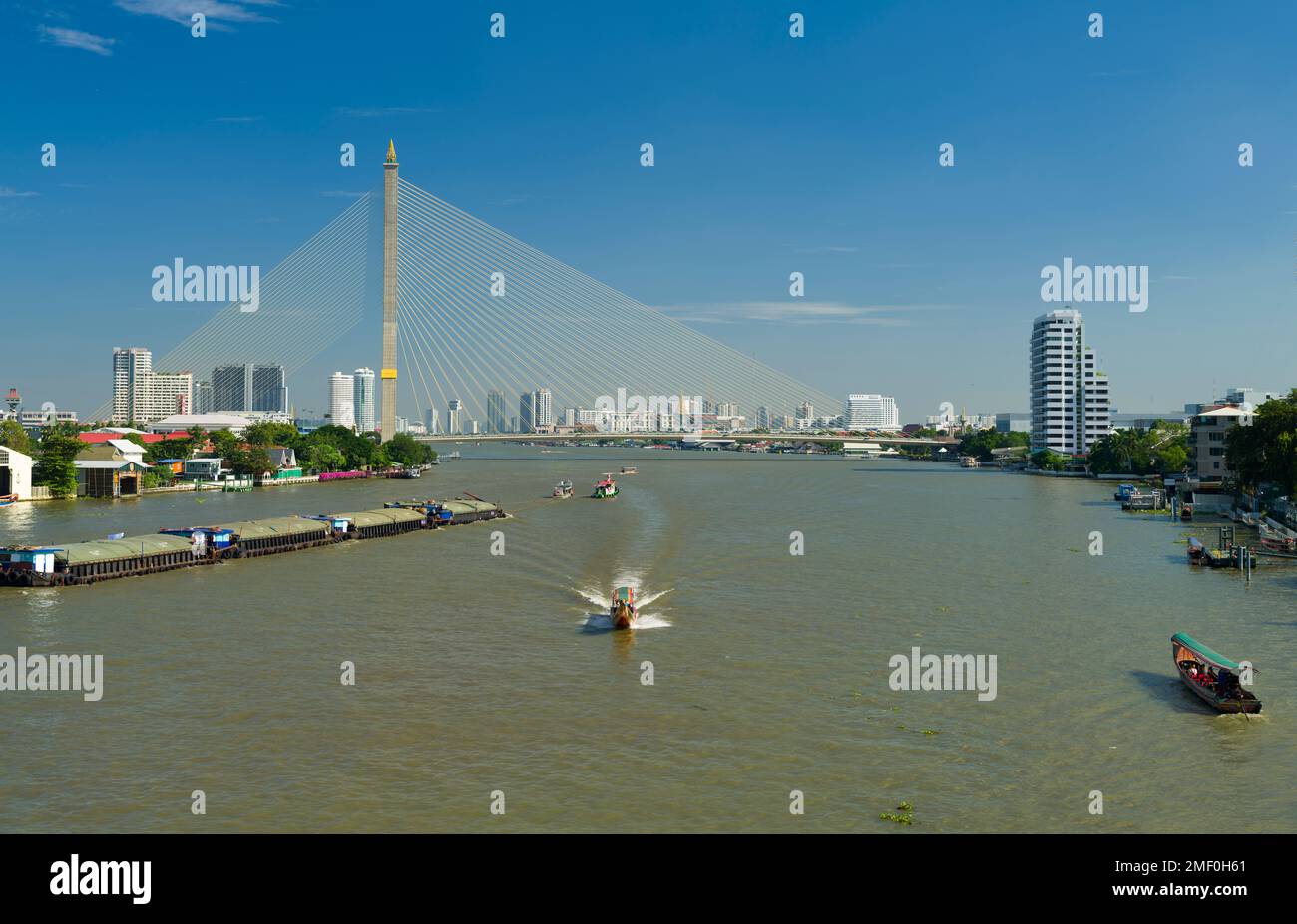Ponte Rama VIII sul fiume Chao Phraya. Bangkok, Thailandia Foto Stock