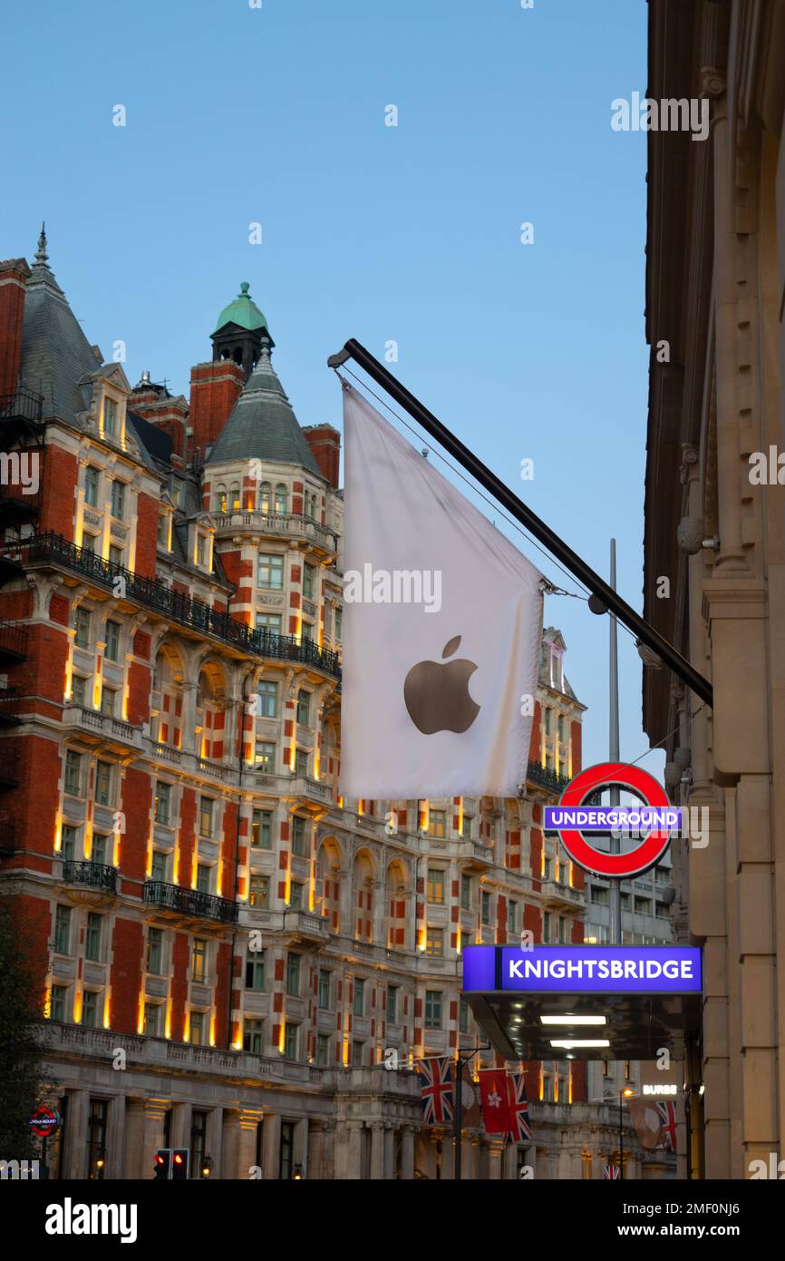 Bandiera Apple Londra metropolitana e Knightbridge segno con Hyde Park Hotel in background Londra Eng Foto Stock