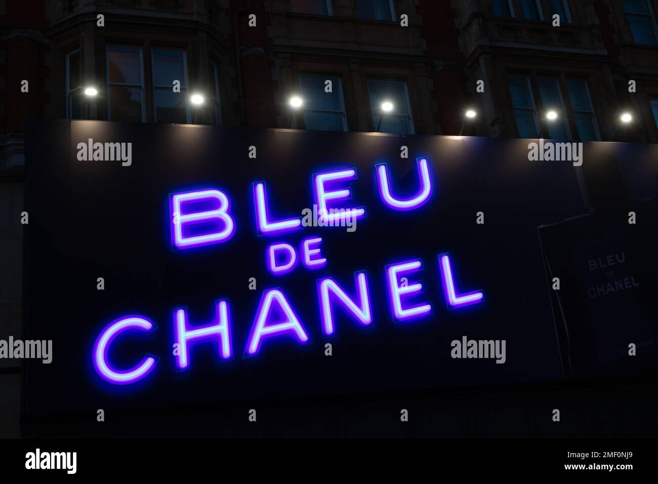 Logo Bleu de Chanel neon su sfondo scuro Foto Stock