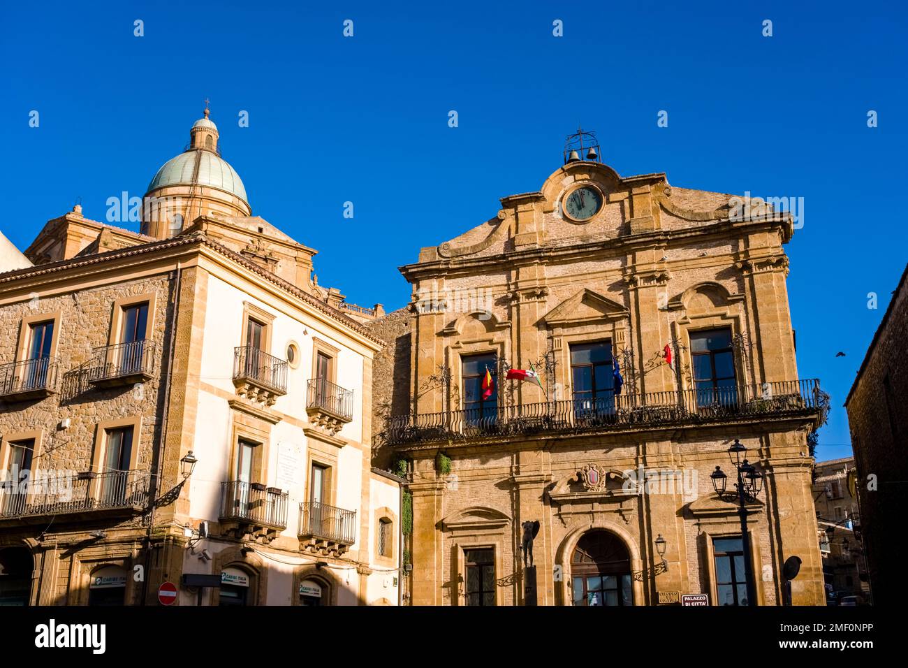 La facciata del Palazzo Comunale, Palazzo di Città nella città di Piazza Armerina. Foto Stock