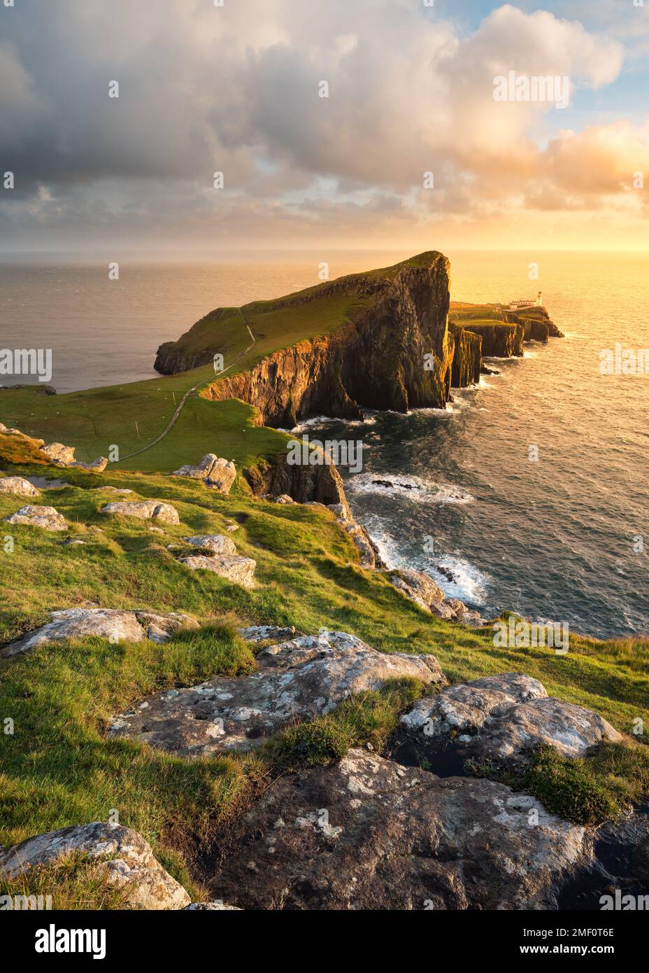 Splendida vista con luce notturna dorata a Neist Point sull'isola di Skye, Scozia, Regno Unito. Foto Stock