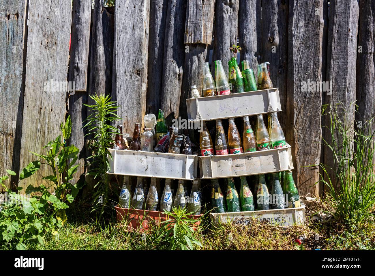 Bottiglie vuote per bevande analcoliche conservate in casse all'aperto, Messico, Nord America Foto Stock