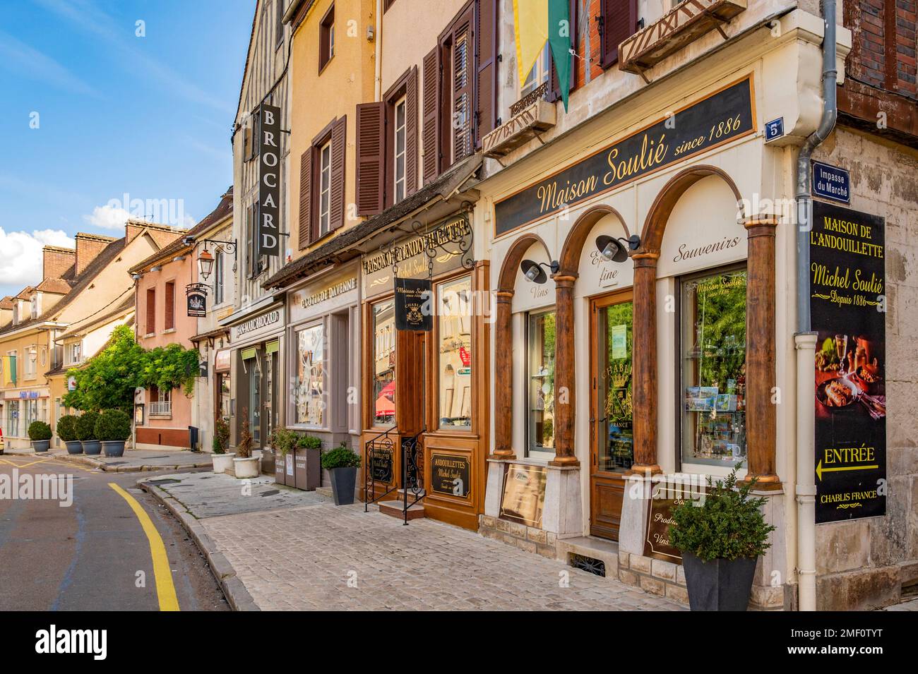 Il negozio di gastronomia Maison de l'Andouillette Michel Soulié nella piazza Place Charles de Gaulle a Chablis, francia Foto Stock