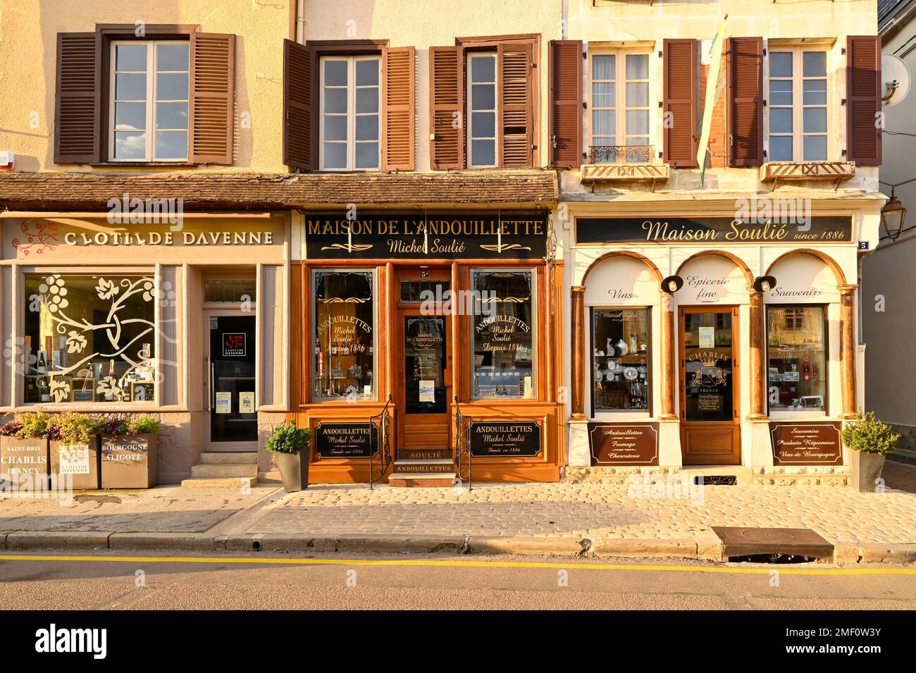 Il negozio di gastronomia Maison de l'Andouillette Michel Soulié in Place Charles de Gaulle a Chablis, Francia Foto Stock