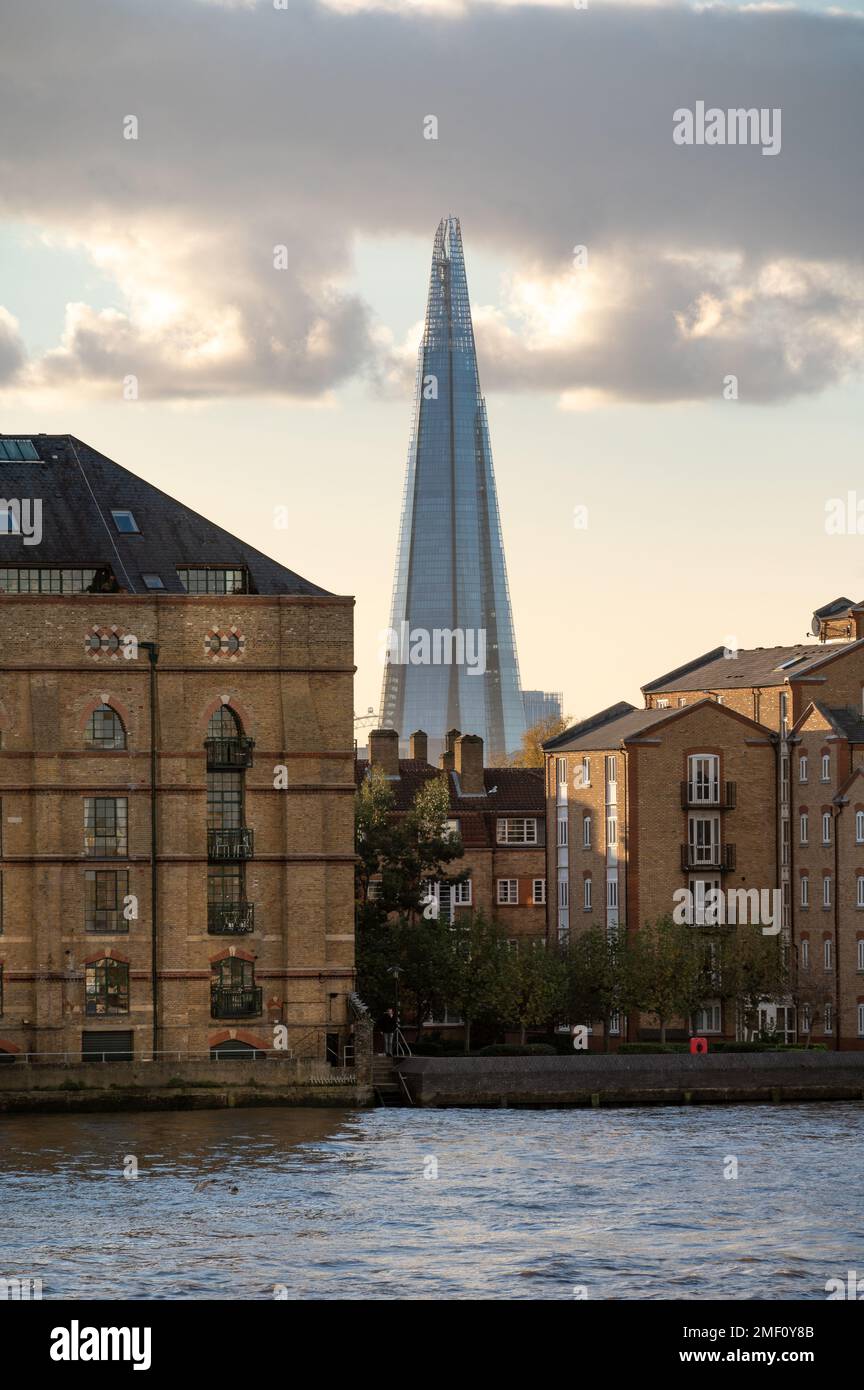 LONDRA - 4 novembre 2020: Lo Shard visto tra vecchi magazzini e moderni appartamenti con il Tamigi in primo piano Foto Stock