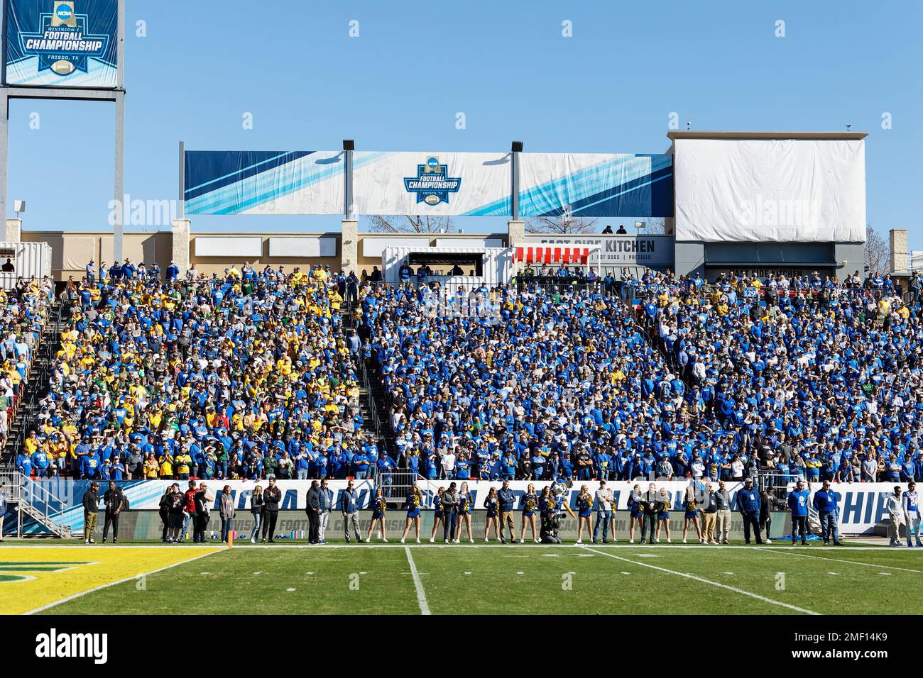 Un time out durante il primo trimestre del 2023 NCAA Division i FCS National Championship Game al Toyota Stadium di domenica 8 gennaio 2023 a Frisco, Foto Stock