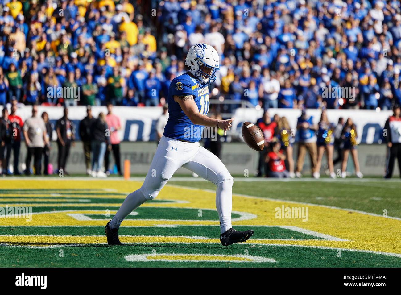 Il cacciatore Dustman (10) del South Dakota state Jackconigli si stacca da un pugno di 53 yard dalla propria zona finale durante il primo trimestre del 2023 NCAA Divis Foto Stock