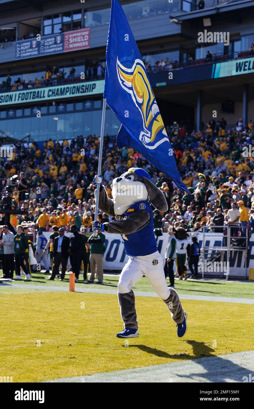 Il South Dakota state Jackconigli mascotte Jack gestisce la bandiera in festa durante il 2023 NCAA Divisione i FCS National Championship Game a Toyota Stadi Foto Stock