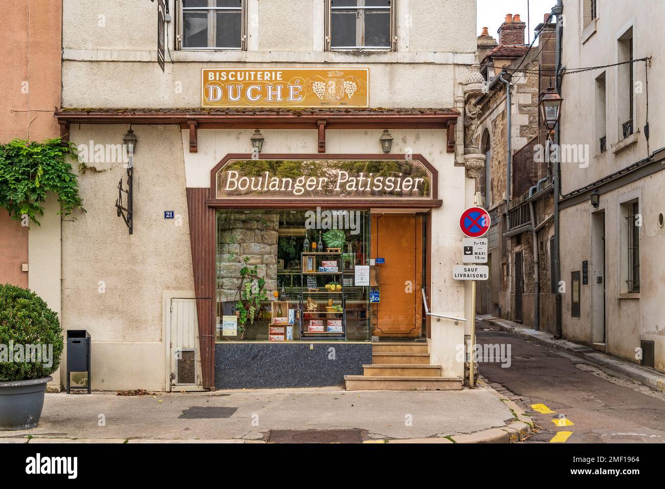 Il Biscuit Duché è una specialità culinay di Chablis ed è prodotto esclusivamente da questa piccola panetteria sulla Rue Auxerroisse, Chablis Foto Stock