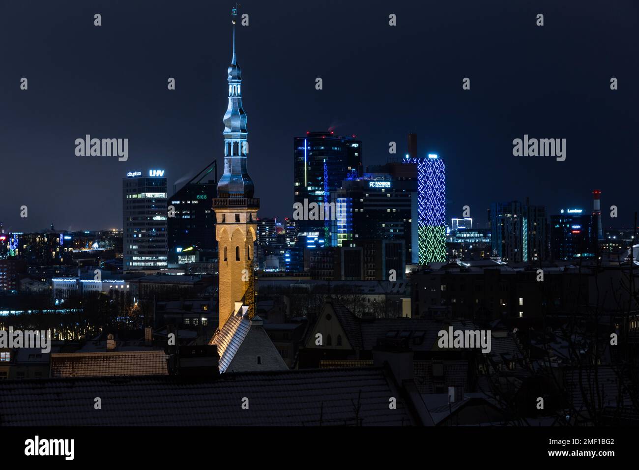 Il moderno skyline di Tallinn visto dalla città vecchia Foto Stock