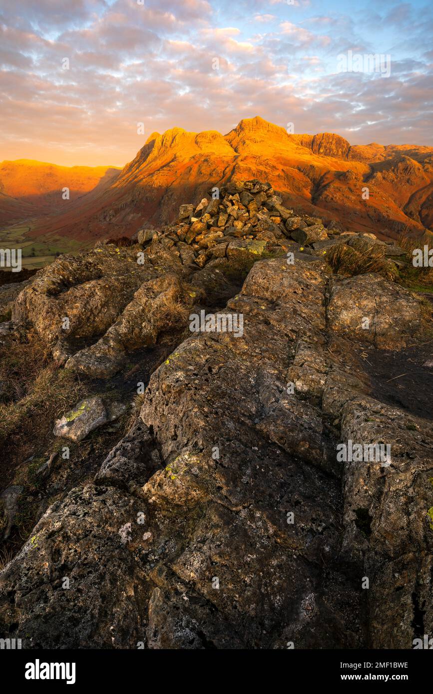 Luce dorata all'alba che illumina le cime delle pike di Langdale nel Lake District, Regno Unito. Foto Stock