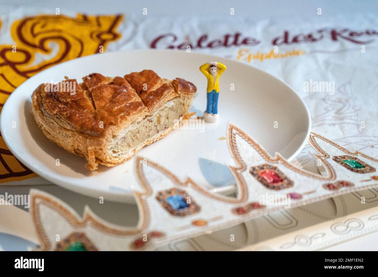 Il 6 gennaio, una Galette des Rois viene gustata in Francia, sperando di trovare il portafortuna nascosto all'interno, che ti farà re/regina per un giorno Foto Stock