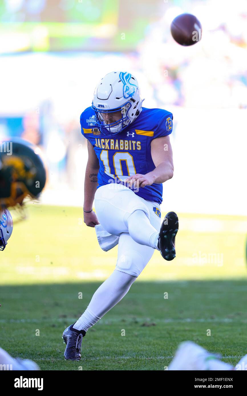 South Dakota state Jackconigli Kicker Hunter Dustman (10) converte il punto extra con 8:05 a sinistra nel quarto trimestre per fare il punteggio SDSU 45 NDSU Foto Stock