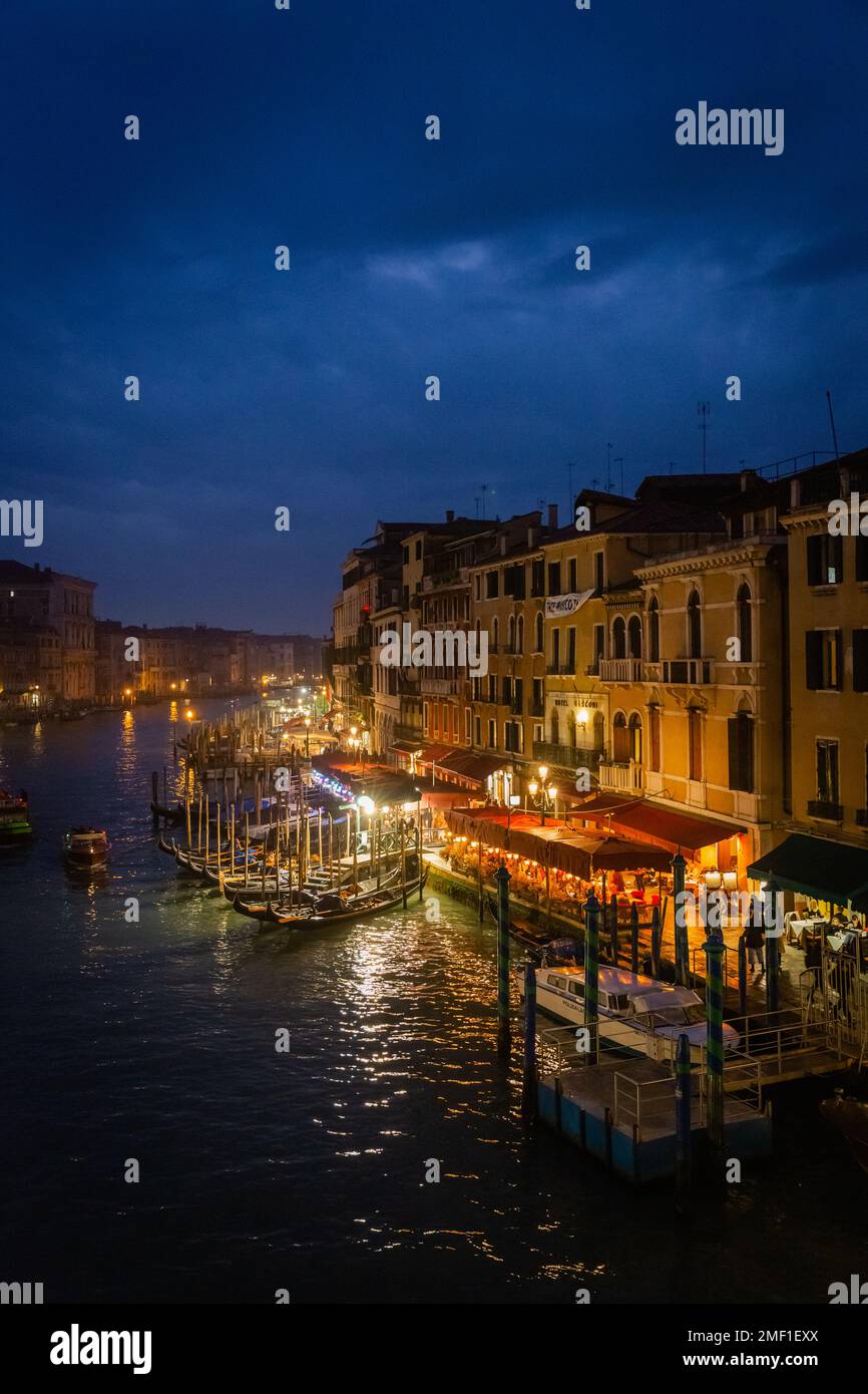 Magica vista serale del Canal grande a Venezia, Italia. Foto Stock