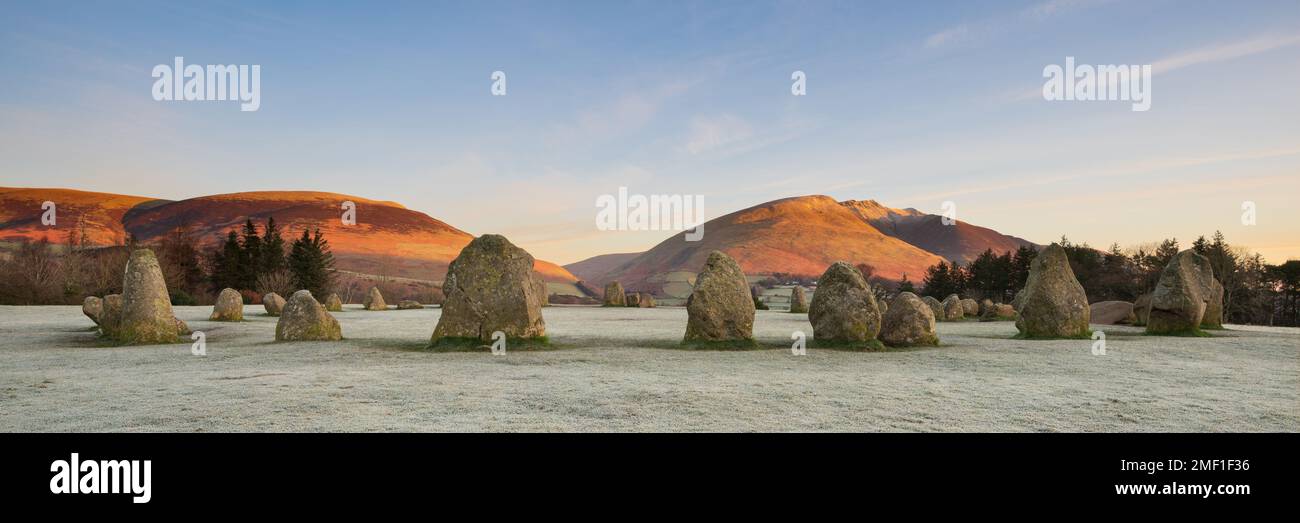 Vista panoramica dell'antico cerchio di pietre in una fredda mattina d'inverno con erba ghiacciata in primo piano. Castlerigg, Keswick, Lake District, Regno Unito. Foto Stock