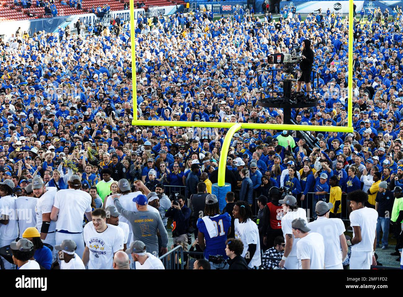 I tifosi del South Dakota state Jackconigli guardano dal campo mentre ai giocatori viene presentato il trofeo del campionato nazionale dopo la vittoria della SDSU 45-21 Foto Stock