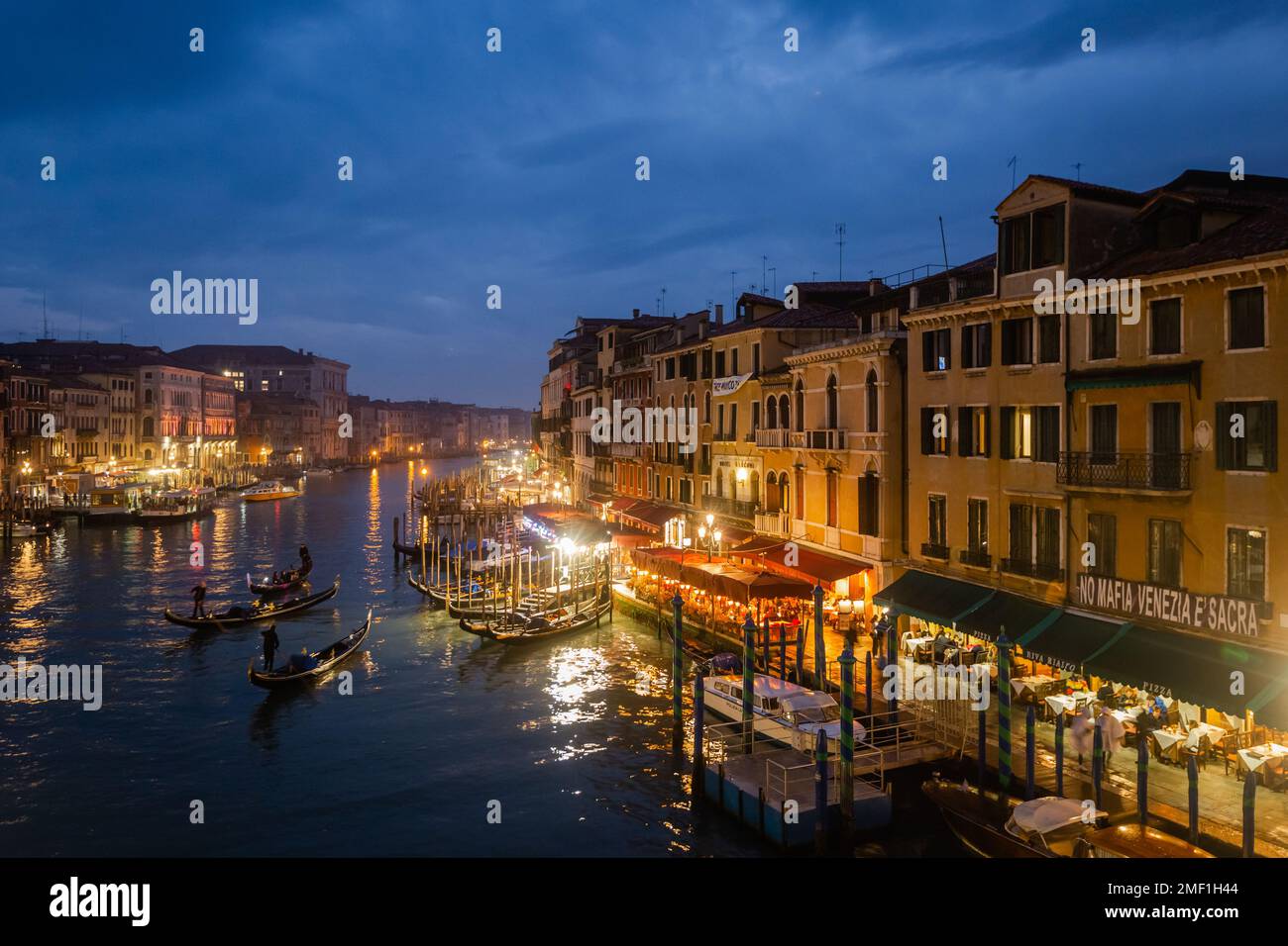 Magica vista serale del Canal grande a Venezia, Italia. Foto Stock