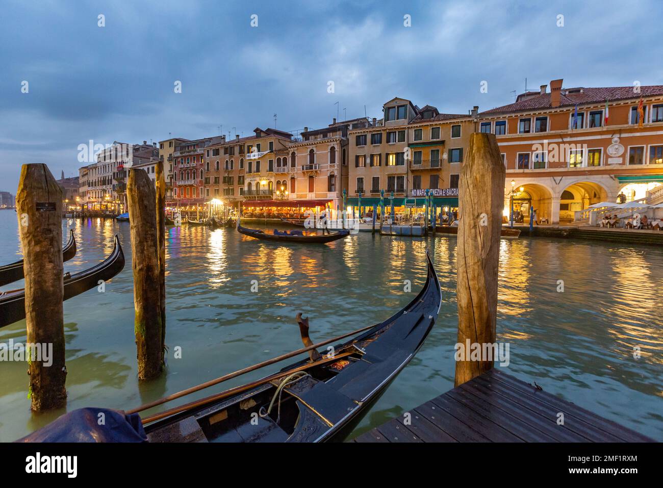 Iconiche gondole sul Canal grande in serata, Venezia, Italia Foto Stock
