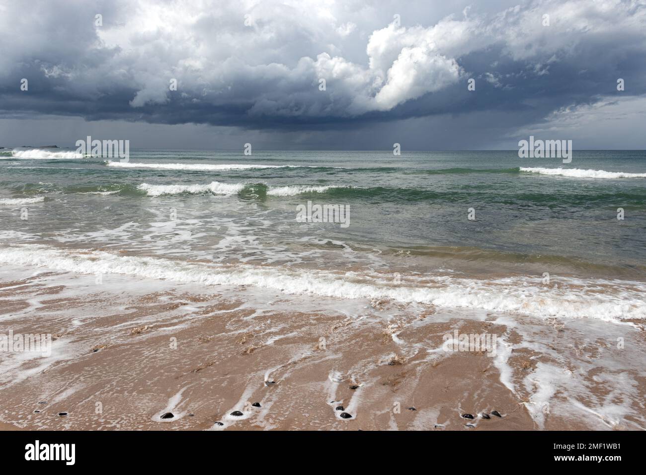 Nuvole tempesta su Whitepark Bay, Ballintoy, Co. Antrim, Irlanda del Nord Foto Stock