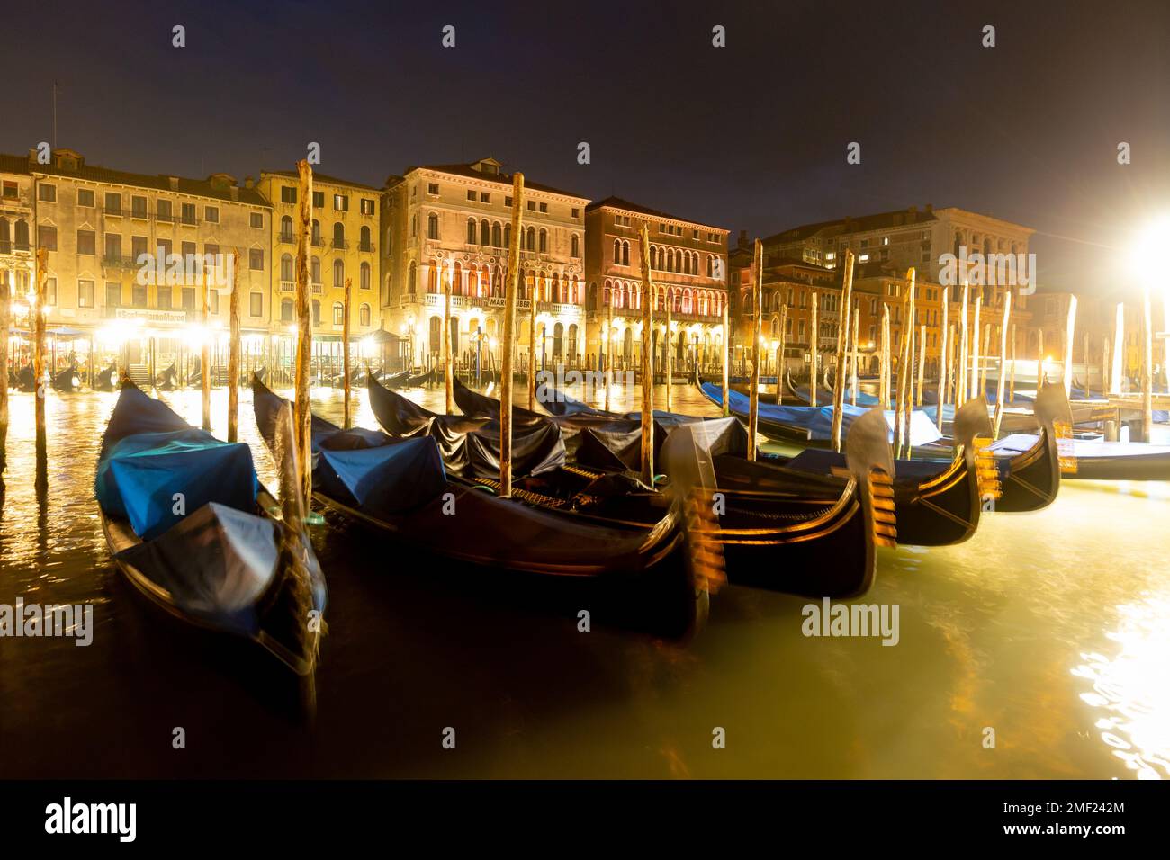 Gondole parcheggiate per la notte nel canale di Venezia. Foto Stock