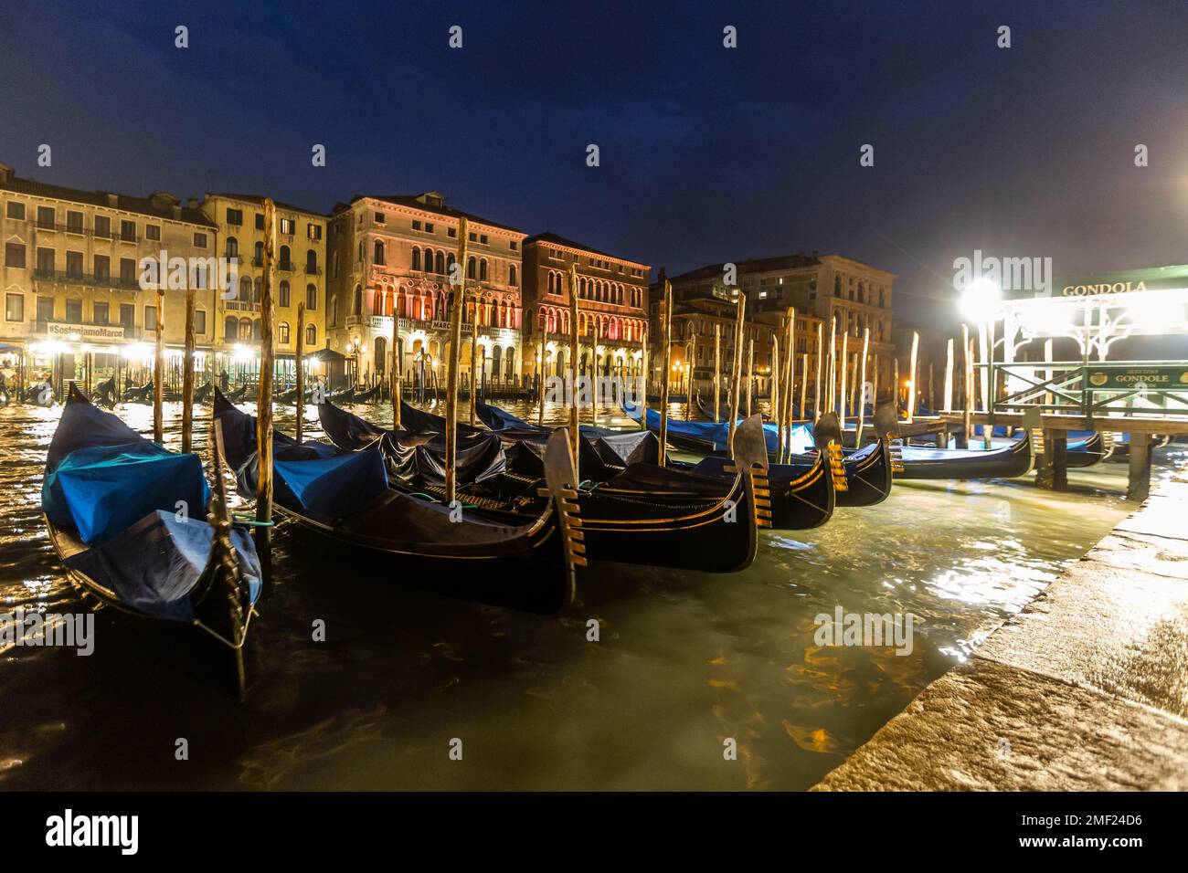 Gondole parcheggiate per la notte nel canale di Venezia. Foto Stock