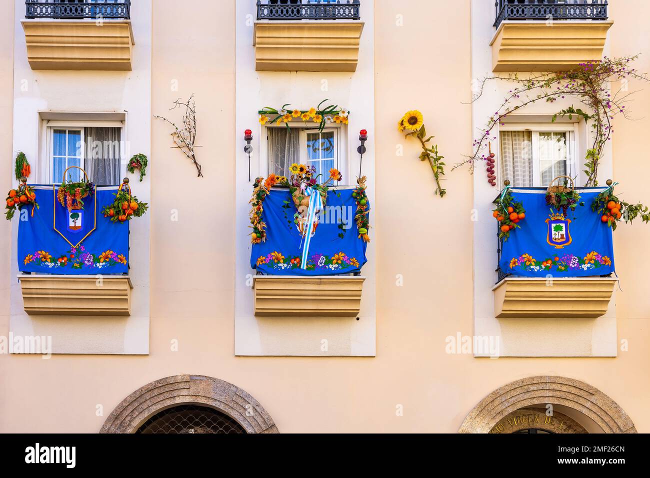 Balconi splendidamente decorati in Plaza de San Pedro nella città di Huelva, in occasione della processione del santo patrono della città, SA Foto Stock