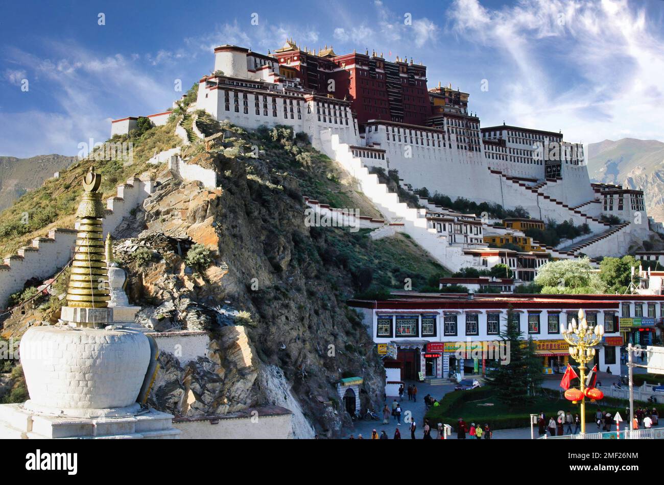 Palazzo Potala, Tibet (Cina, Asia). Il palazzo possente del Dalai lama. Il  Palazzo Potala è un sito patrimonio dell'umanità dell'UNESCO. Situato a  Lhasa Foto stock - Alamy