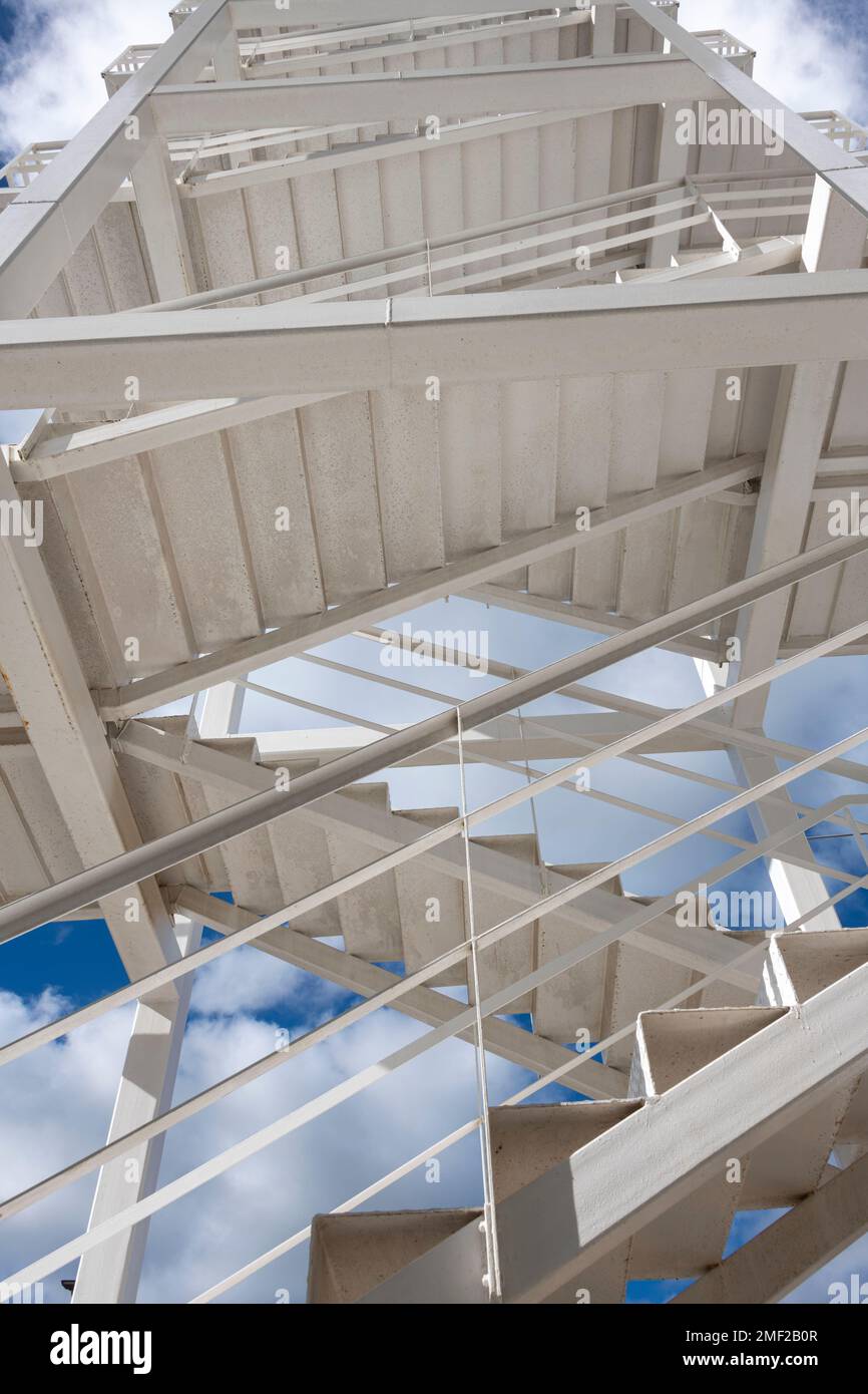 moderna scalinata esterna in metallo che guarda in alto. Foto Stock