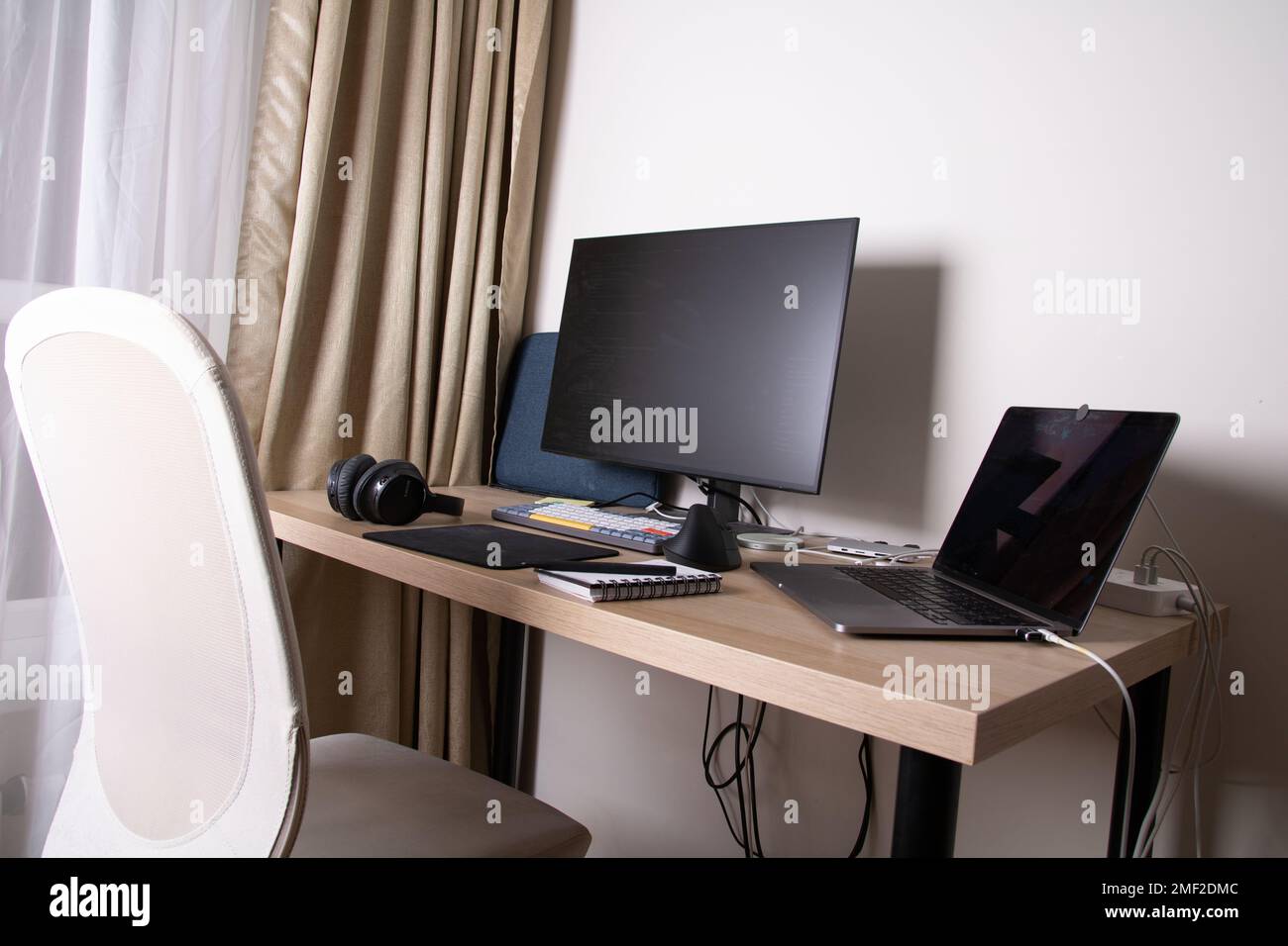 foto di molti oggetti su cui lavorare a casa sul tavolo Foto Stock