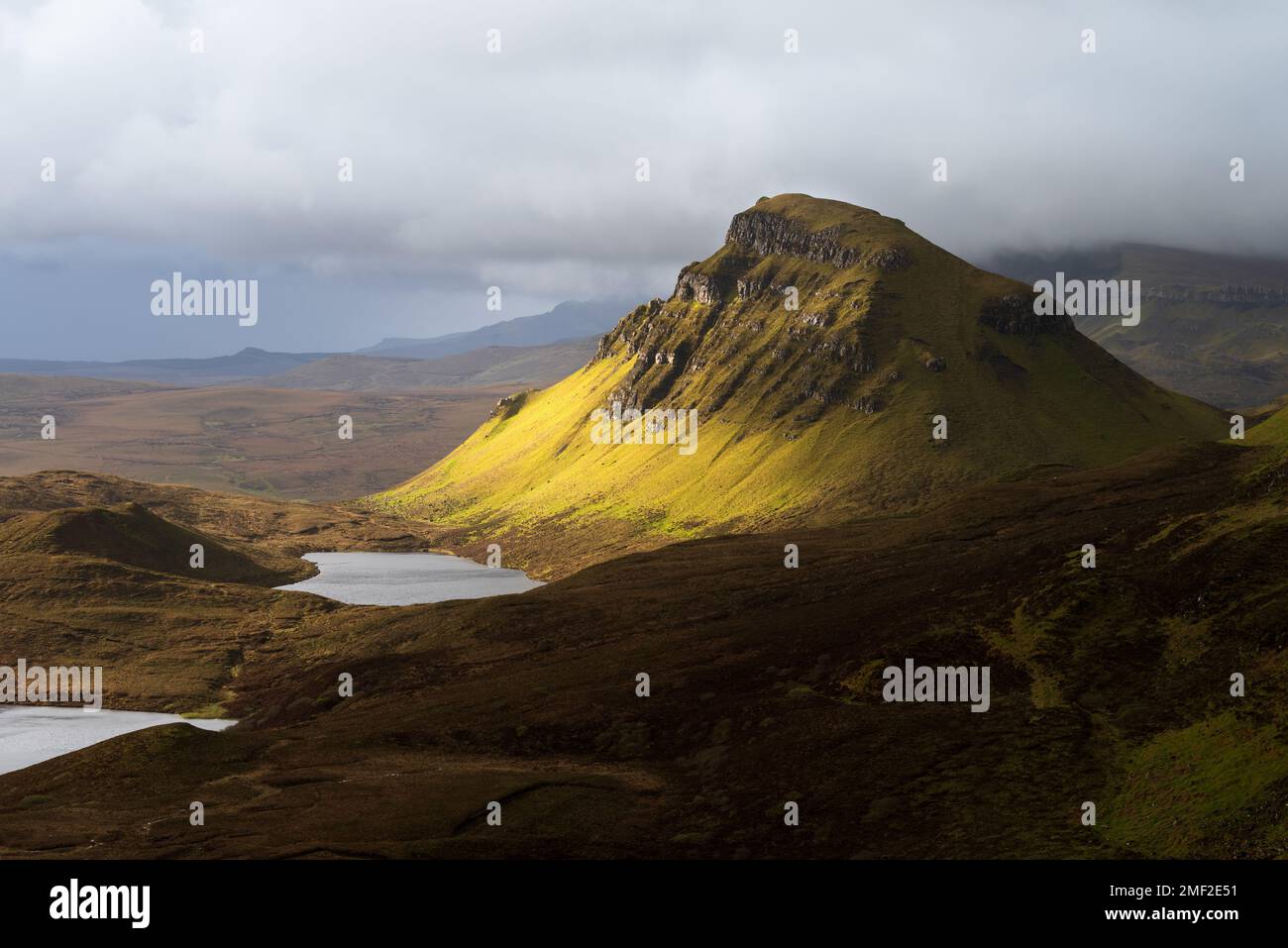 La drammatica luce del sole mattutina a Cleat vista da Quiraing sulla splendida isola di Skye, Scozia, Regno Unito. Foto Stock