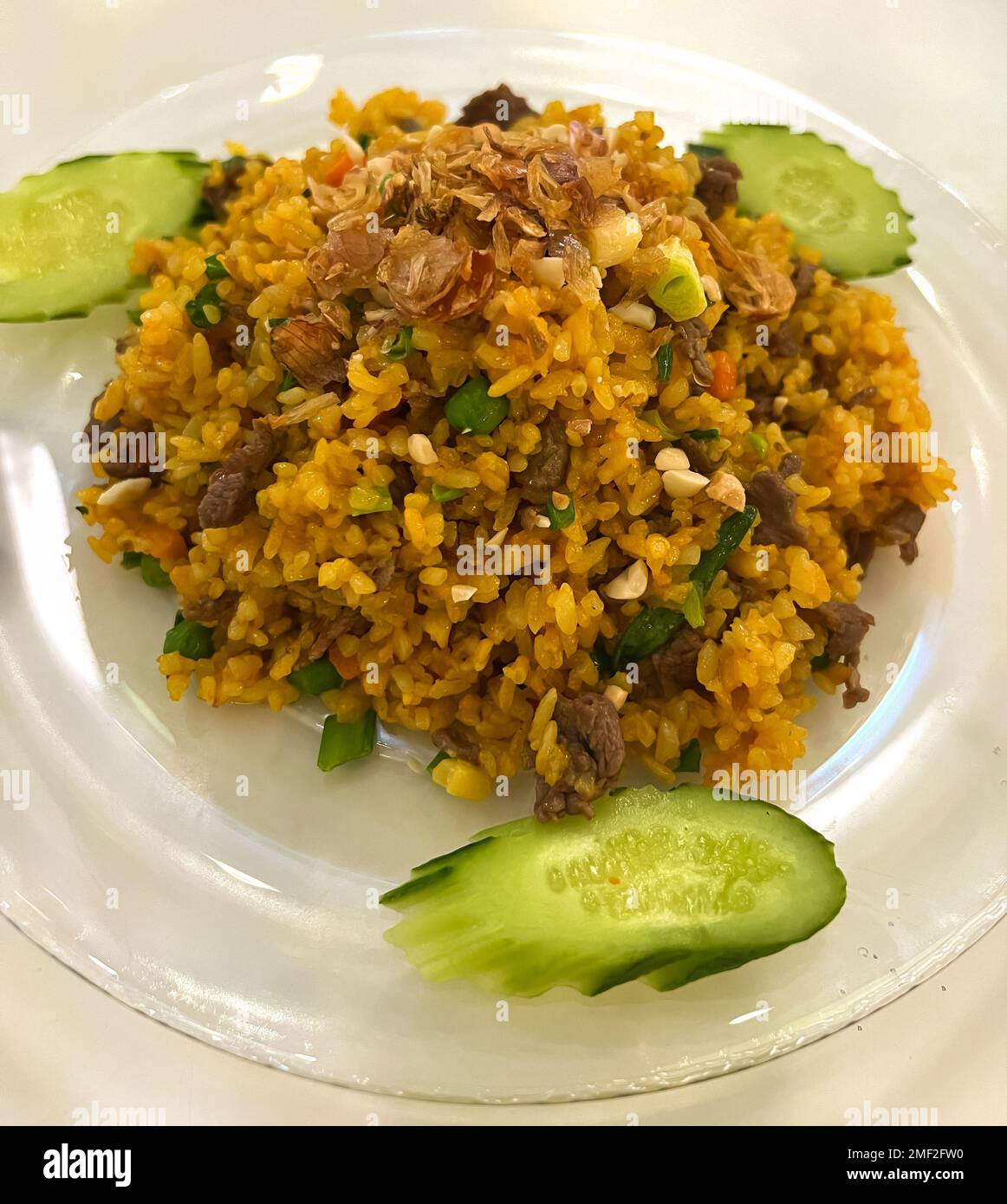 Riso fritto con carne e cetriolo Foto Stock