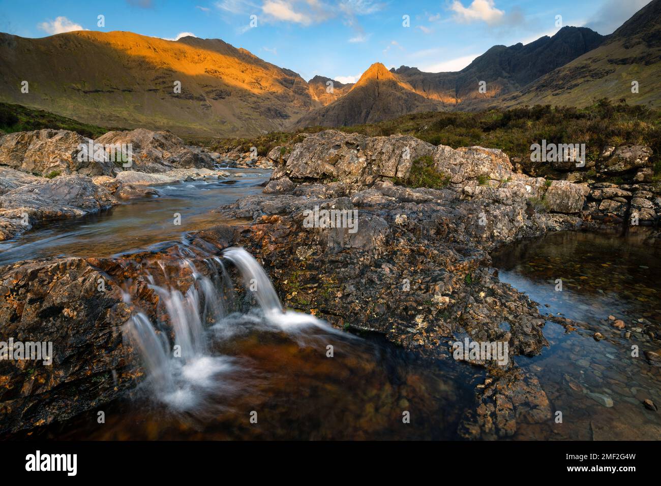 Le piscine Fairy sull'isola di Skye, Scozia, Regno Unito. Sole pomeridiano sulla catena montuosa di Cuillin. Foto Stock