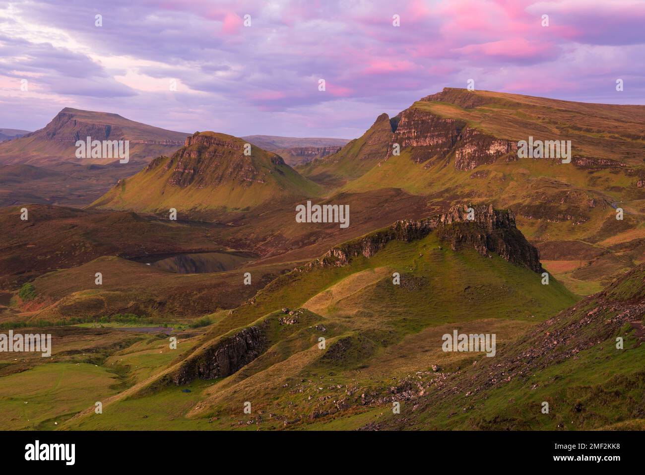 Bellissima alba rosa e viola al Quiraing sull'Isola di Skye, Regno Unito. Interessanti paesaggi scozzesi. Destinazioni turistiche popolari. Foto Stock