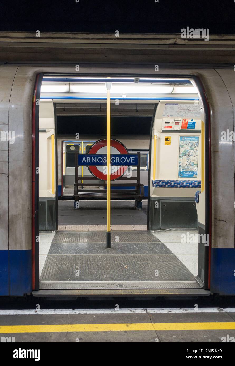 Treno della metropolitana Piccadilly Line ad Arnos Grove. Foto Stock