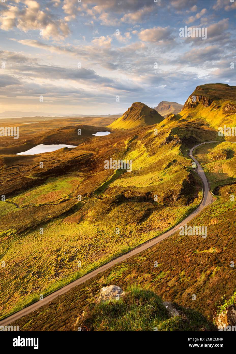 Luce dorata che splende sul popolare paesaggio dell'Isola di Skye visto dal Quiraing. Scozia, Regno Unito. Foto Stock