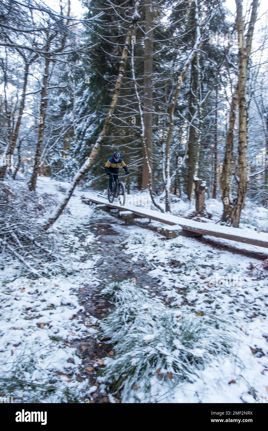 Mountain Bike nella neve, Inghilterra, Regno Unito Foto Stock