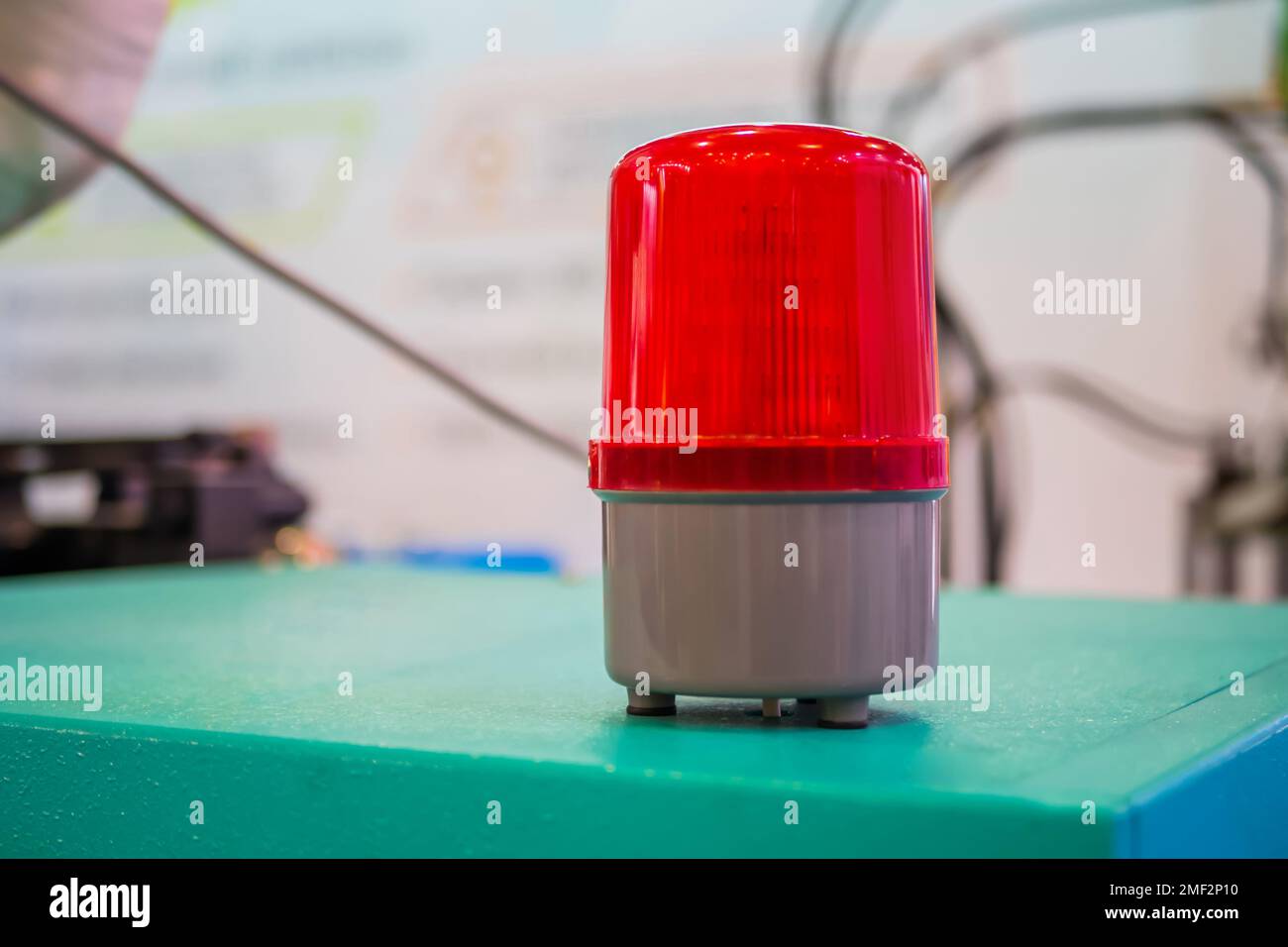 Primo piano del lampeggiante rosso lampeggiante sul tavolo Foto Stock