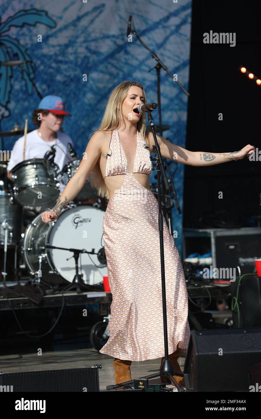 Emma salute di Temecula Road si esibisce al Country on the Ave Music Festival il 12 novembre 2022 a Delray Beach, Florida. (Credito: Paul Fong/immagine dello sport) Foto Stock