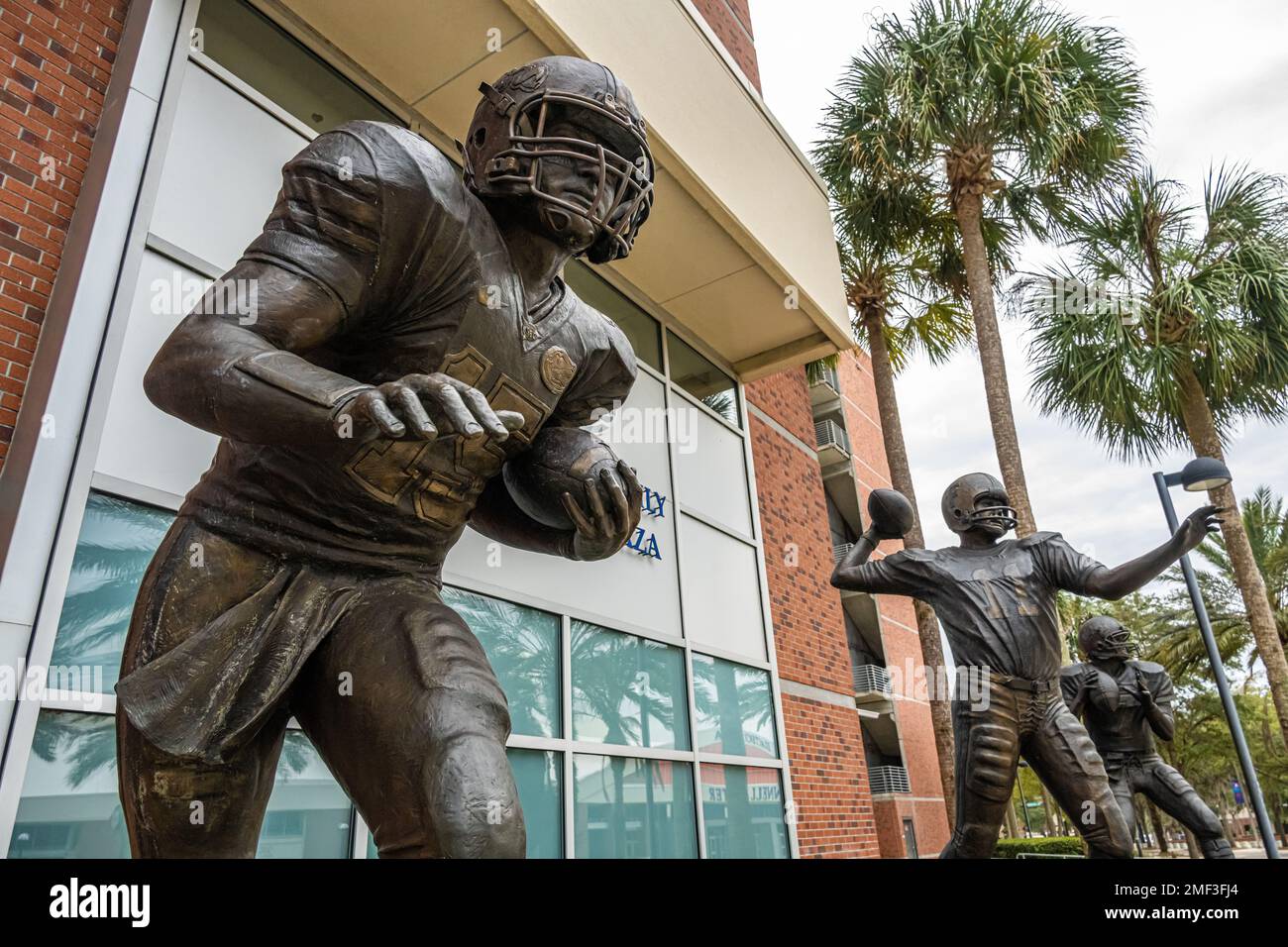 Statue di bronzo dei vincitori del trofeo Heisman dell'Università della Florida, Tim Tebow, Steve Spurrier e Danny Wollerffel, fuori dallo stadio ben Hill Griffin. (USA) Foto Stock