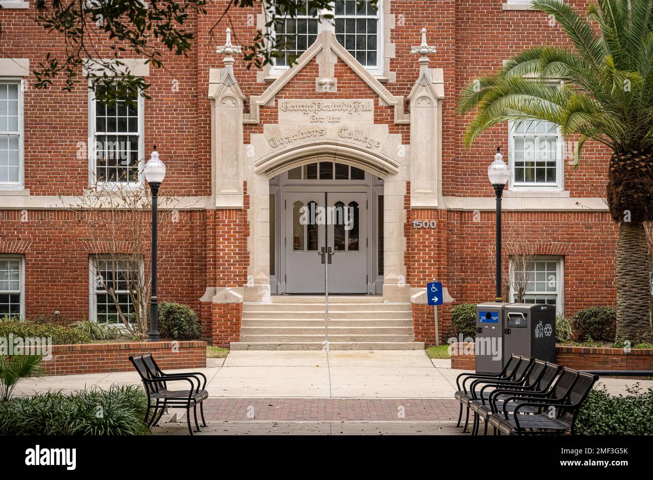 George Peabody Hall, l'ex edificio del Teachers College lungo la Plaza of the Americas nel campus dell'Università della Florida a Gainesville, Florida. Foto Stock