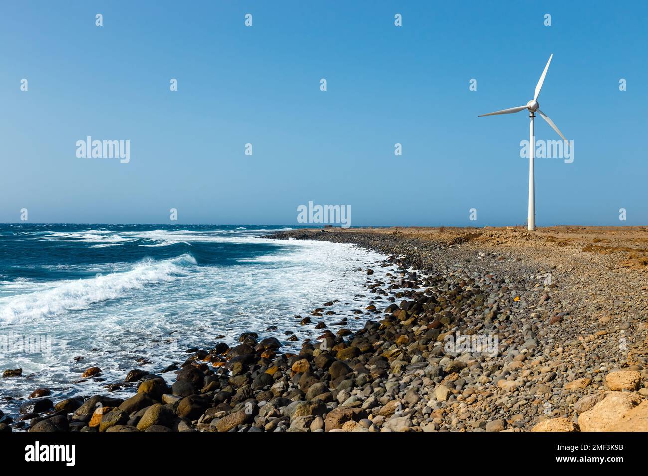 Immagine delle turbine eoliche come fonte energetica alternativa eco-compatibile a Gran Canaria. Tema tecnologico moderno. Foto Stock