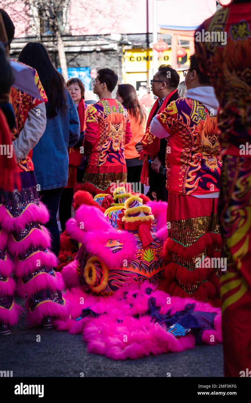 Madrid, Spagna; 22nd gennaio 2023: Partecipanti alla sfilata di Capodanno cinese, vestita di costumi tradizionali , nel quartiere di Usa, Madrid. Foto Stock