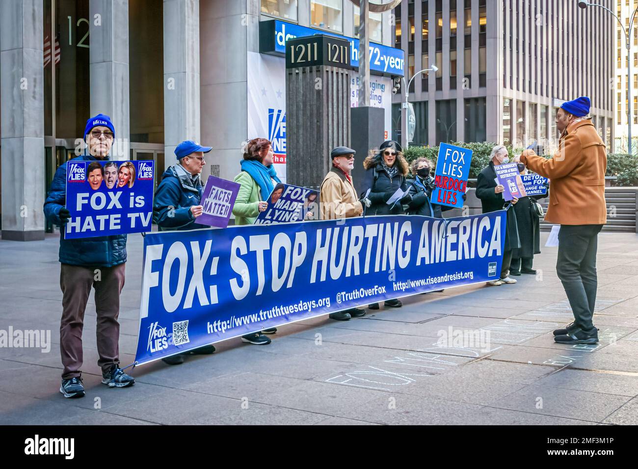 I membri dei gruppi attivisti Truth Tuesdays and Rise and resist riuniti il 24 gennaio 2023 al settimanale FOX LIES DEMOCRACY event al di fuori del Newscorp Building a 1211 6th Ave. Gli attivisti stanno respingendo la macchina propagandistica di destra di Rupert Murdoch, mentre Fox News continua la loro campagna di avvelenamento di milioni di menti americane. I telespettatori della volpe credono di sentire la verità 'giusta ed equilibrata', ma sono alimentati da una serie selettiva di fatti deviati e di bugie chiare. Fox è una propaganda estremista del GOP, non una notizia. (Foto di Erik McGregor/Sipa USA) Foto Stock