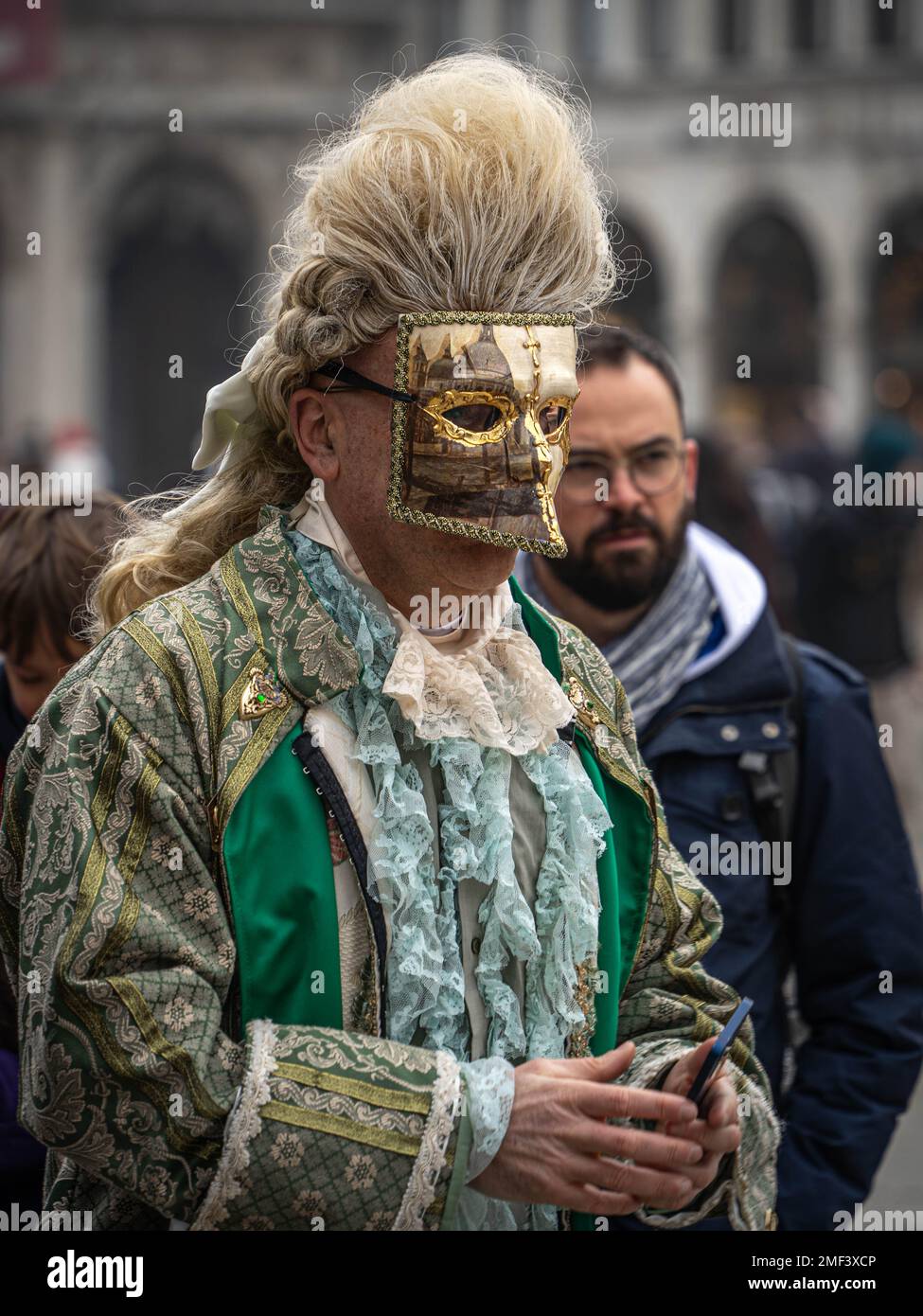 Un uomo di mezza età in costume da carnevale e una maschera al carnevale di  Venezia Foto stock - Alamy