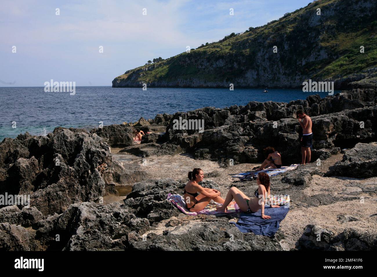 Persone che si rilassano sulla spiaggia di Polignano-Puglia Foto Stock